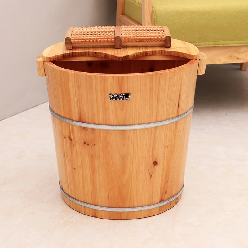 日本の杉製フットバスでリラックス