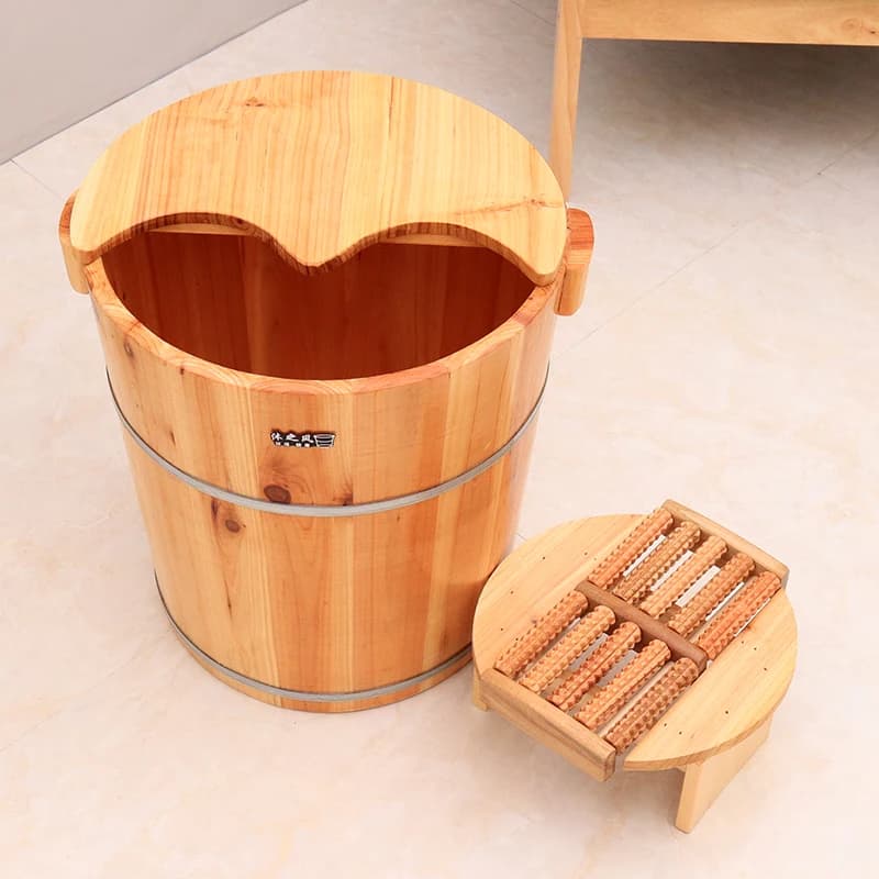 日本の杉製フットバスでリラックス