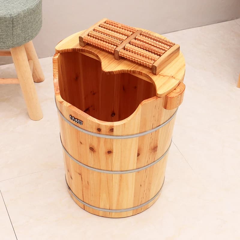 日本の杉製フットバスでリラックス
