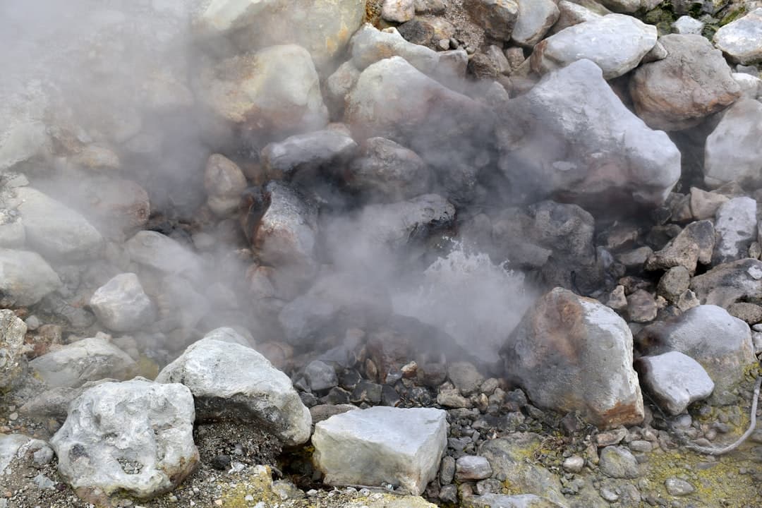 サウナストーンの種類と選び方｜火山石・玄武岩・かんらん岩